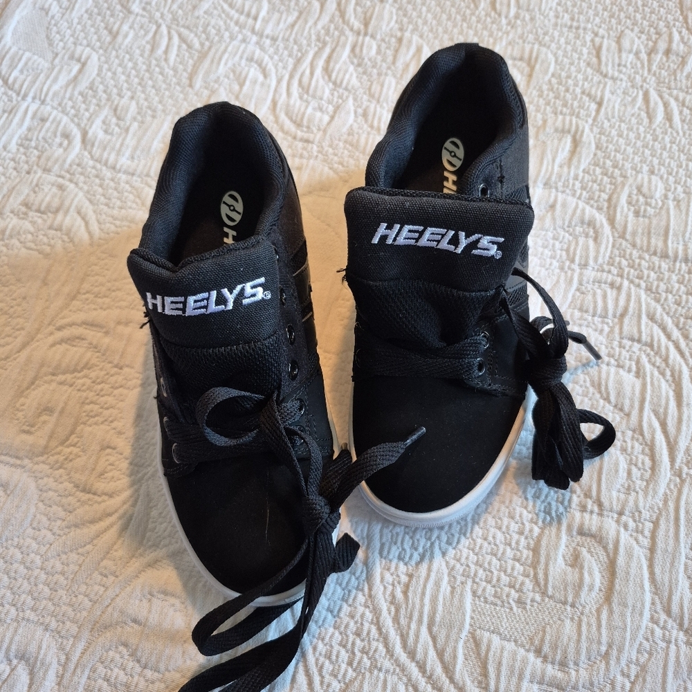 Heelys boys size 3 youth Racer 20 style, Black with white trim New no tags